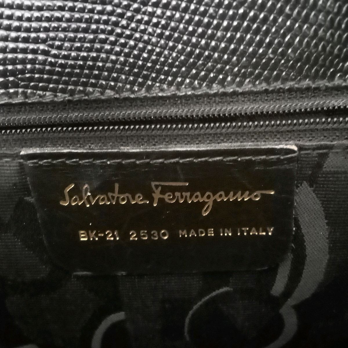 SalvatoreFerragamo(サルバトーレフェラガモ) ショルダーバッグ ヴァラ BK-212530 黒×ゴールド レザー