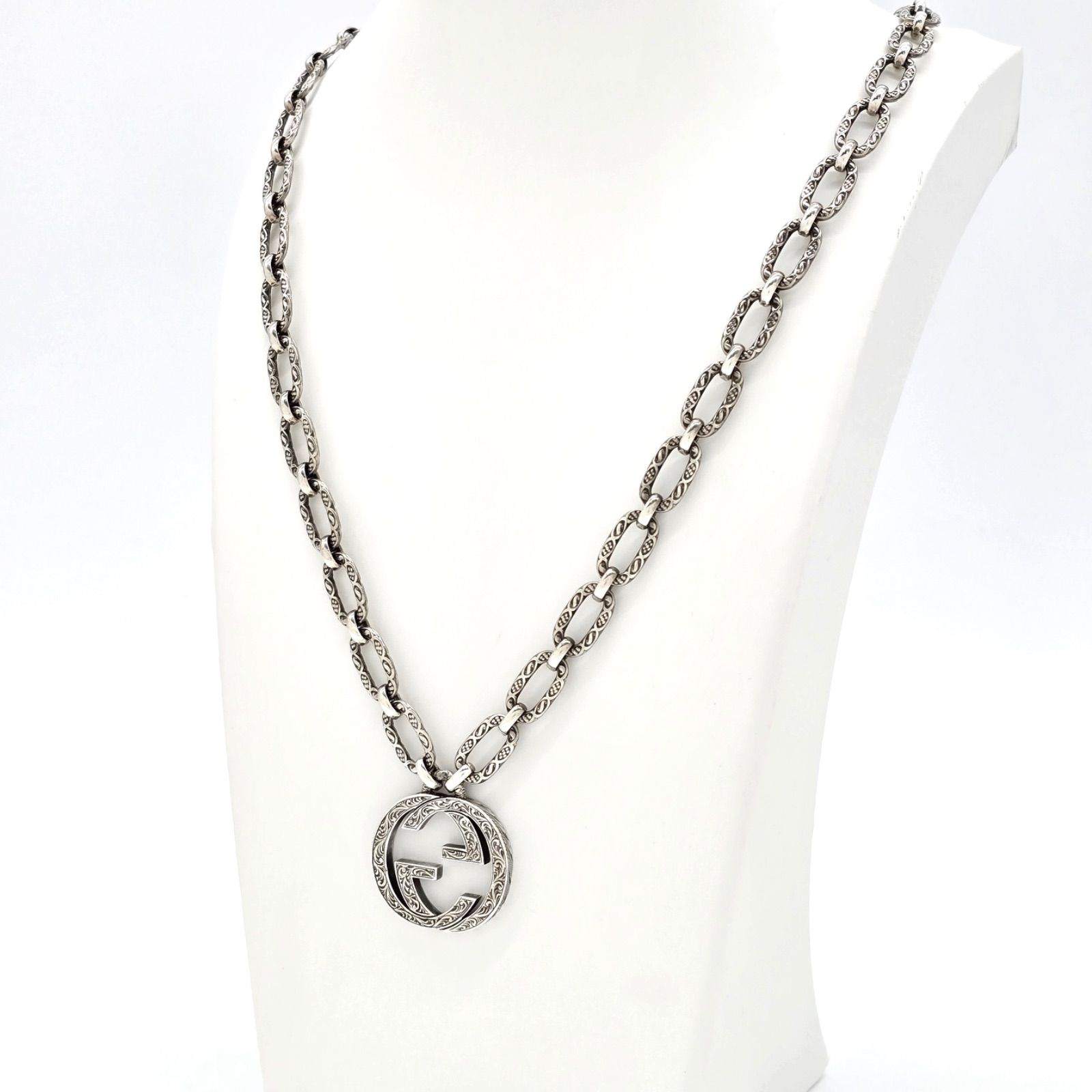 GUCCI アラベスク　シルバー ロゴペンダント ネックレス GUCCI グッチ 524890 インターロッキングG ネックレス