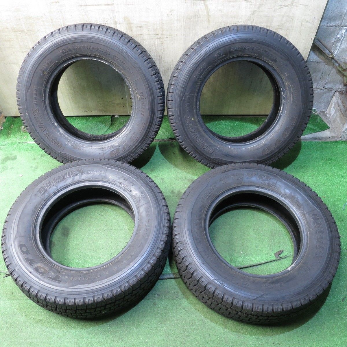 送料無料* バリ溝！8.5分☆トラック タイヤ 225/70R16 117/115N