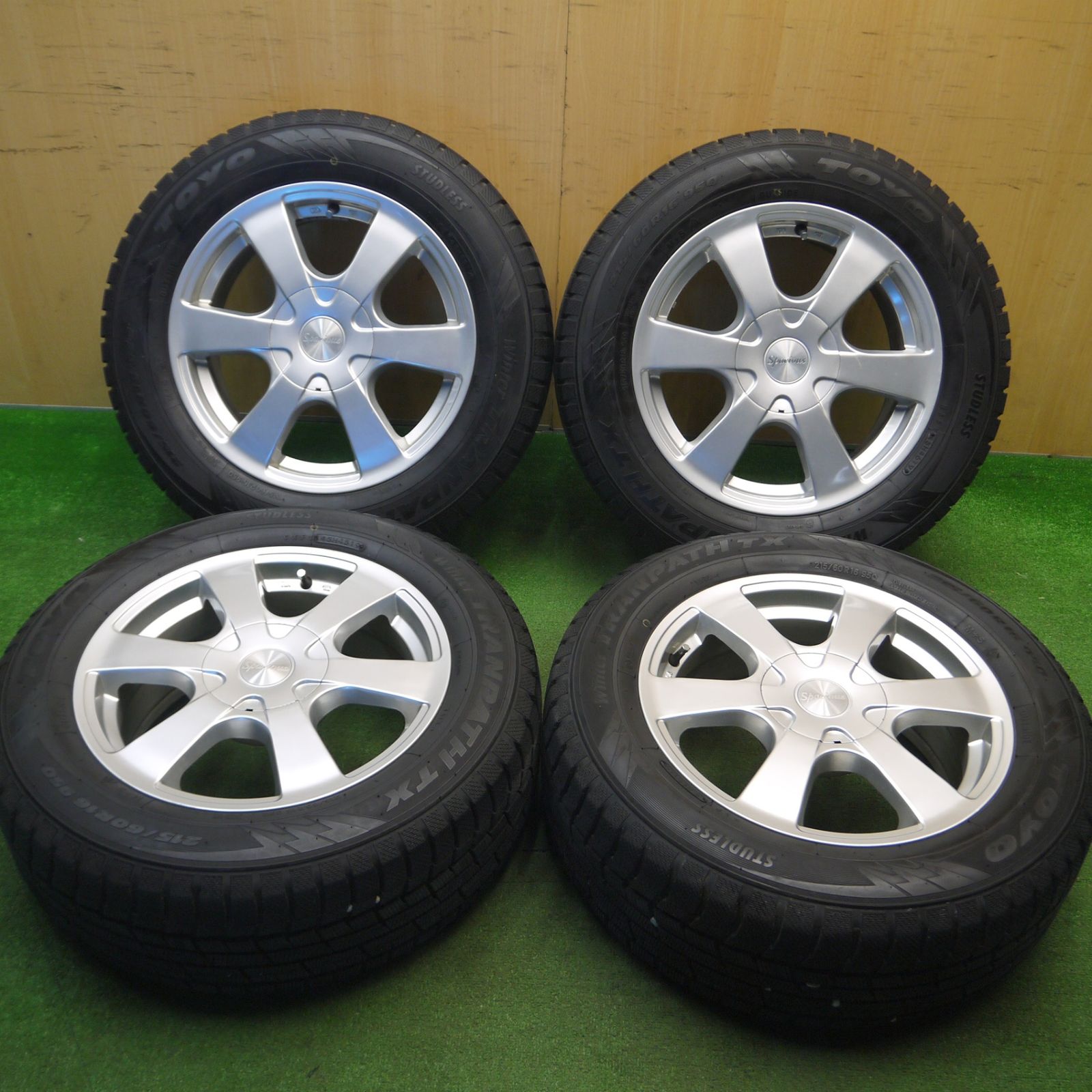 [送料無料] バリ溝！9.5分スタッドレス 215/60R16 トーヨー ウインター トランパス TX Spacious 社外 アルミ 16インチ PCD100 114.3/5H マルチ5012908Hス