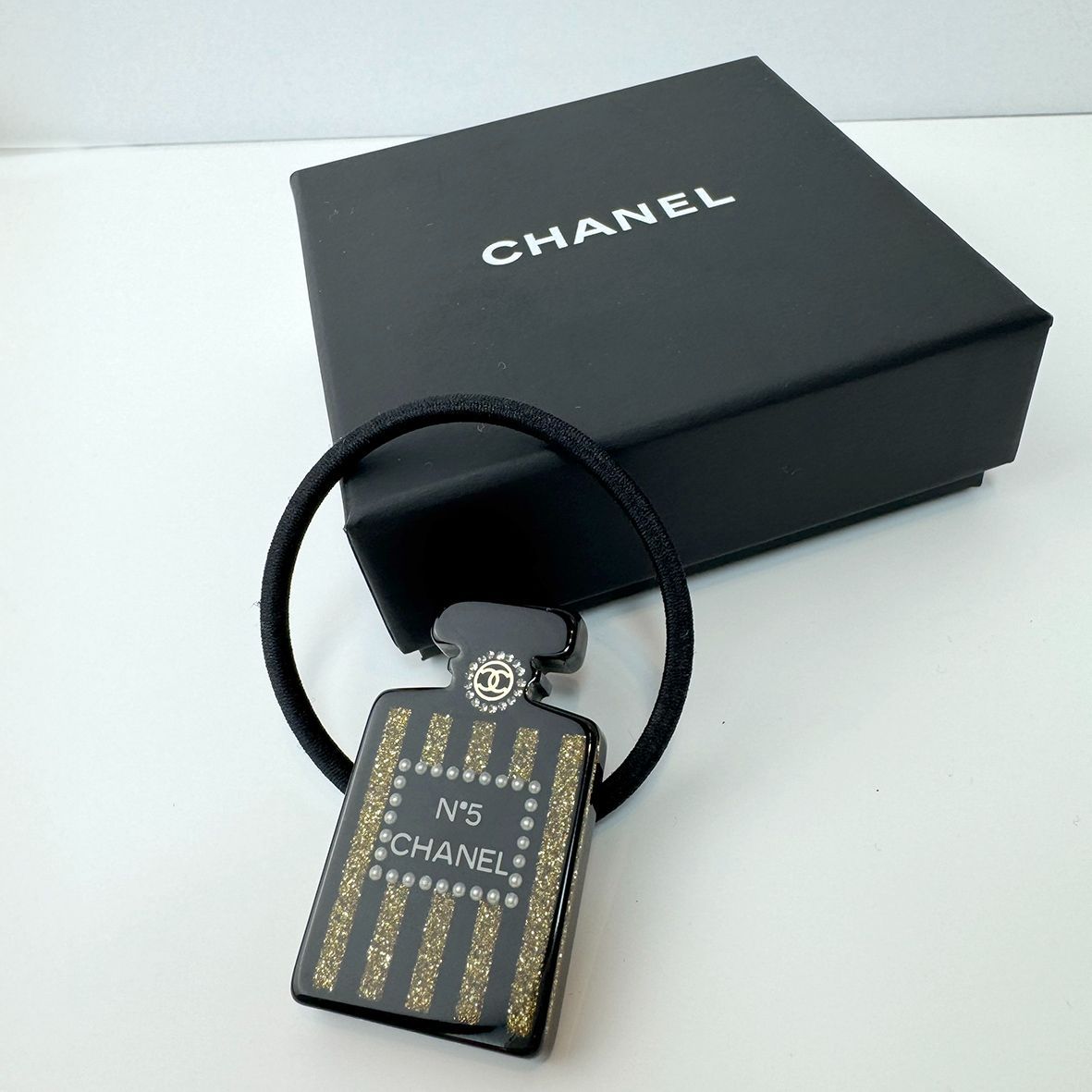 CHANEL N°5ボトル ヘアゴム - メルカリ