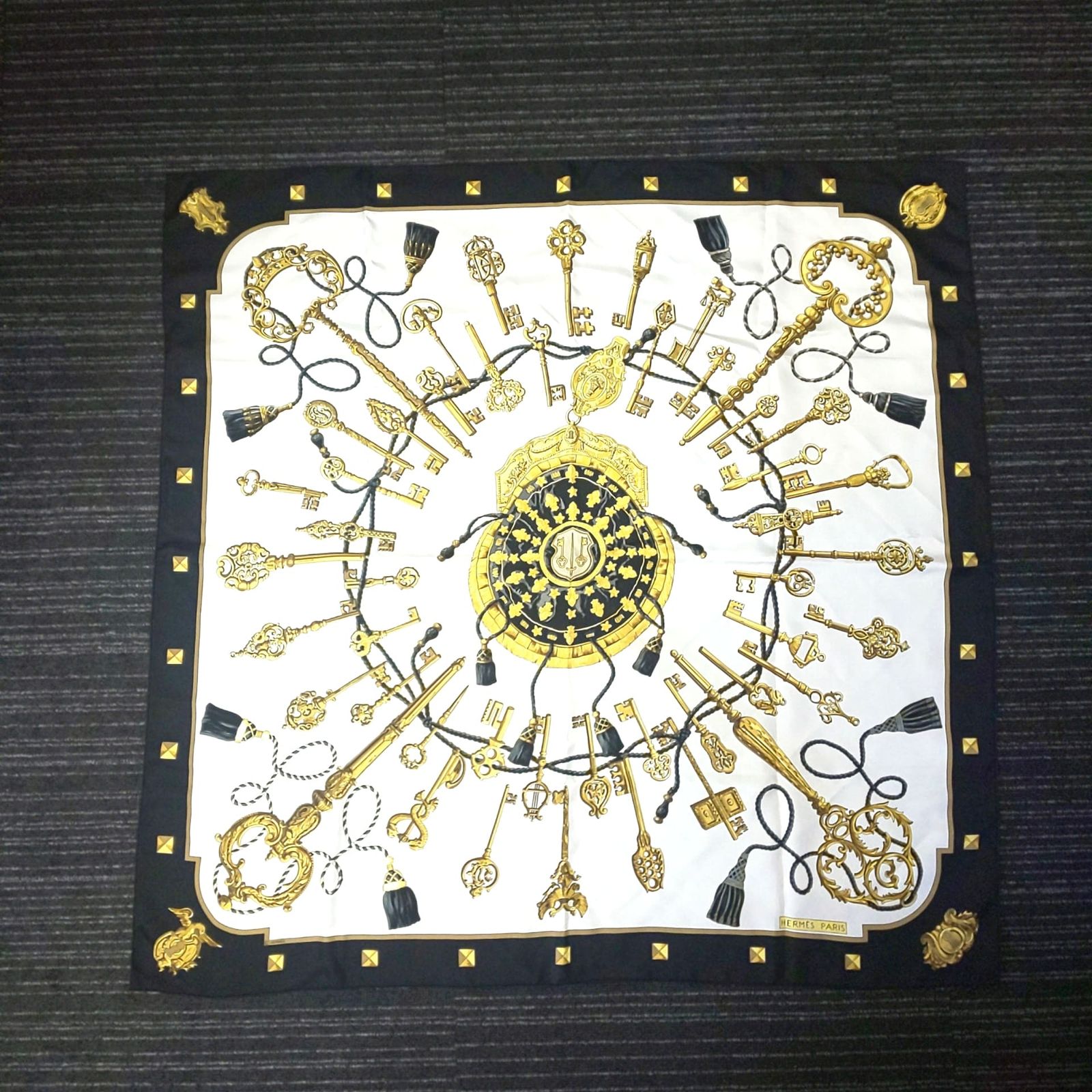 1022C-05 HERMES エルメス スカーフ カレ90 鍵モチーフ LES CLES