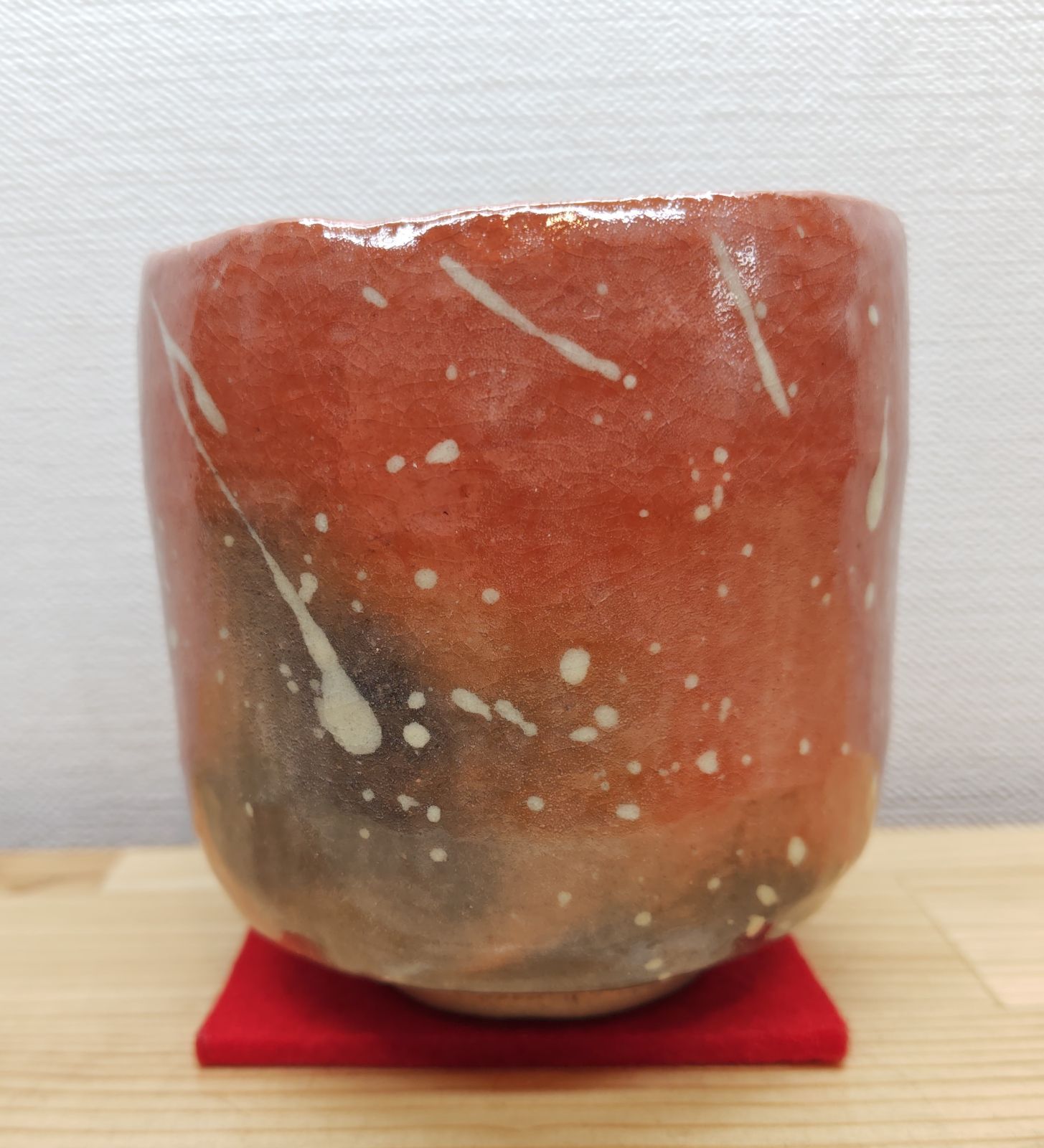 逢絢亭 茶道具 筒茶碗 楽焼 赤楽 雪片の図 松楽窯 紙箱入り