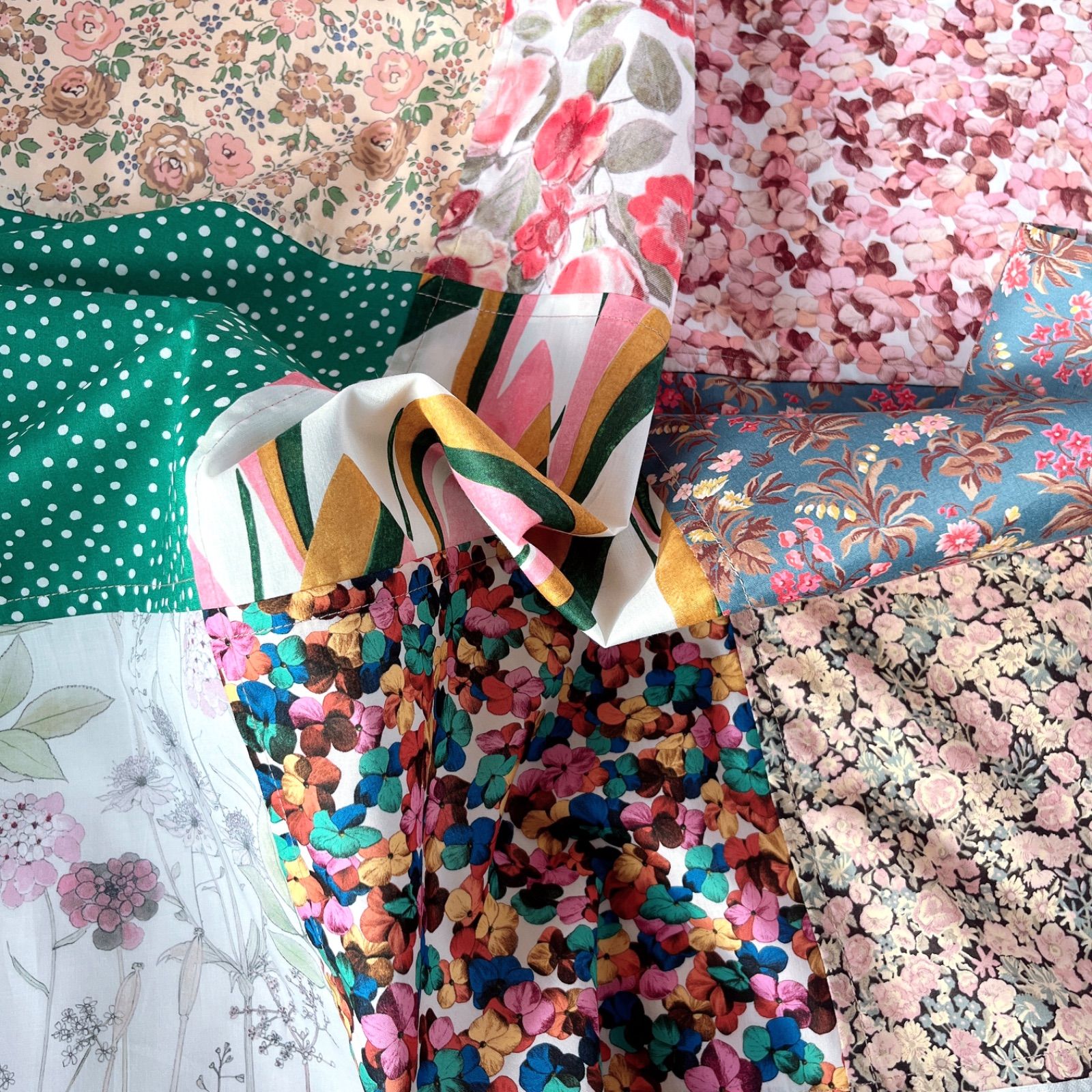 02 リバティプリントで作ったパッチワークのマルチクロス／風呂敷（小