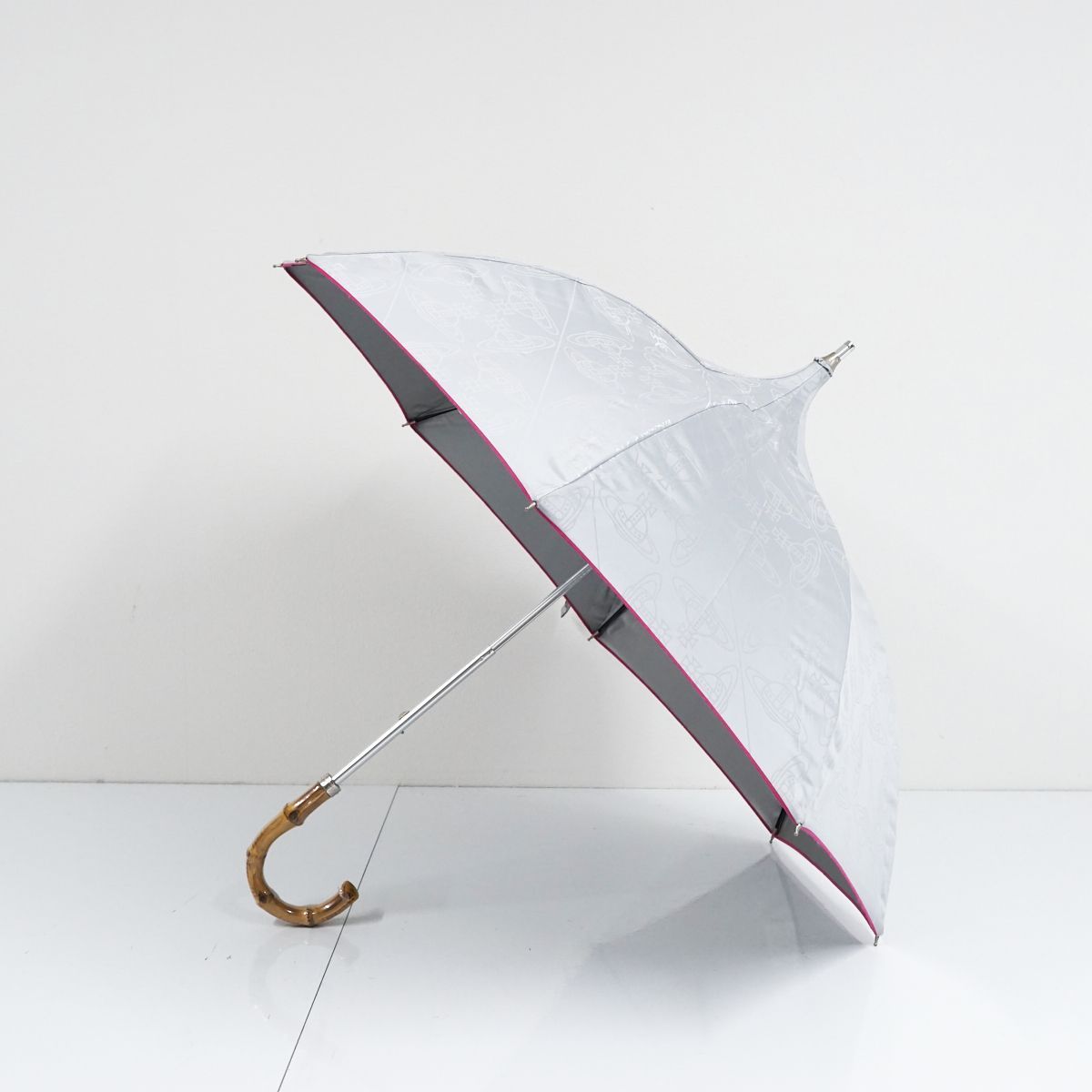 日傘 Vivienne Westwood ヴィヴィアンウエストウッド USED品 晴雨兼用 パゴダ シルバーｘピンク オーブ ORB 寒竹手元 47cm  S1317 - メルカリ