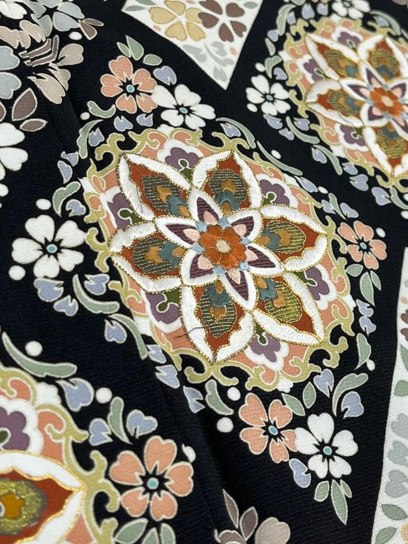 蘇州刺繍 相良刺繍 作家物 落款入 黒留袖 雀 鳥 正絹 躾糸付き X361 蘇州刺繍 相良刺繍 作家物 落款入 黒留袖 雀 鳥 正絹 躾糸付き