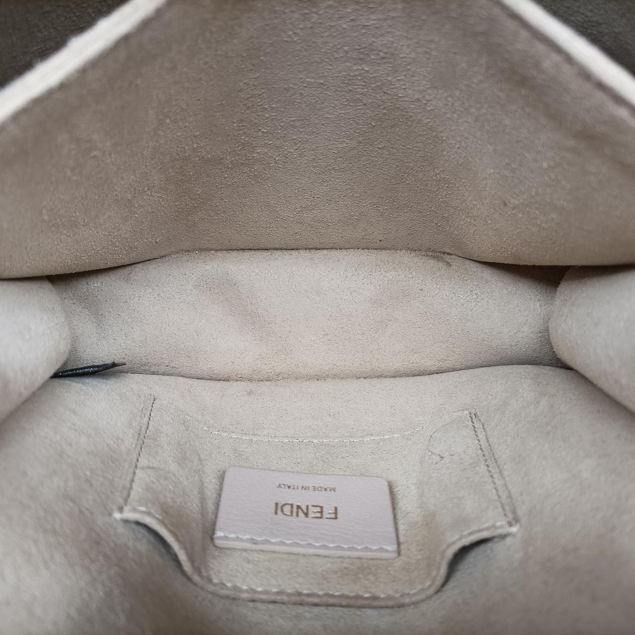 フェンディFendiスタッズ キャナイレッド×ブラックレザー8M03818M0381