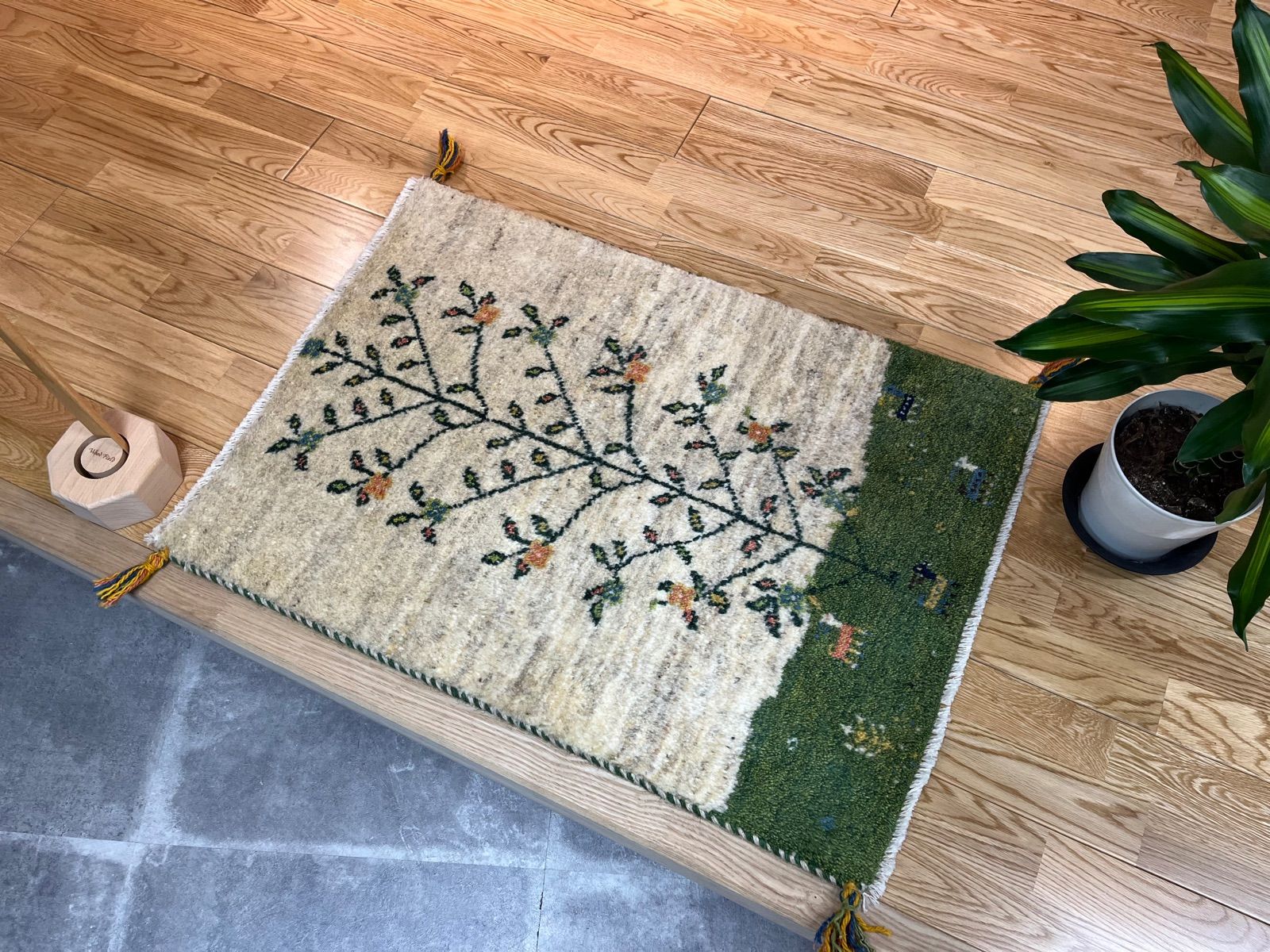 ペルシャ ギャッベ 玄関マット 87×62 ベージュ 生命の木 花 オリエンタルラグファクトリー メルカリ