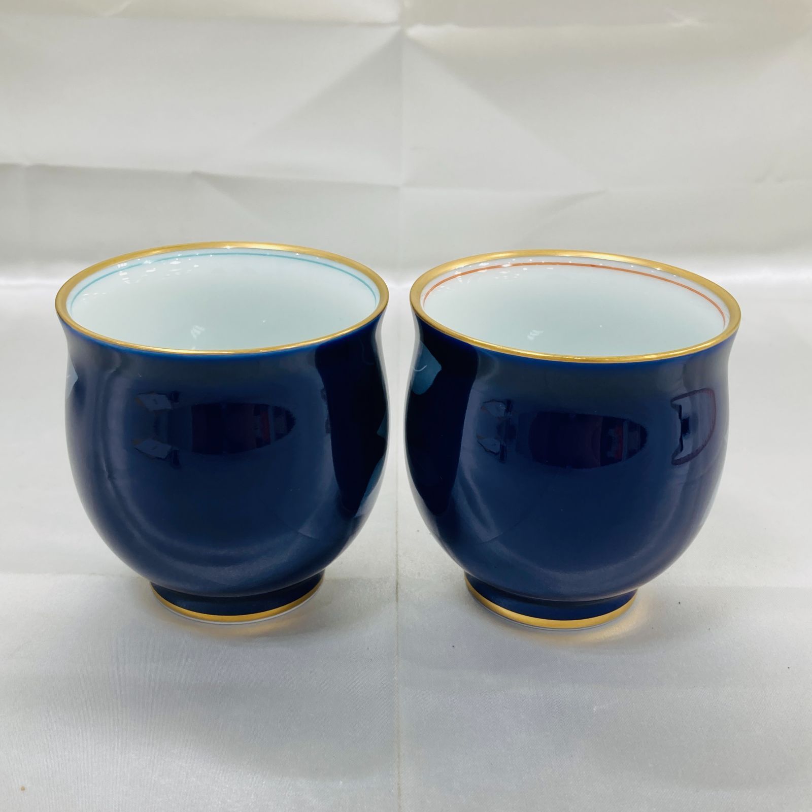 香蘭社　瑠璃白薔薇蓋付湯呑み A【美品】香蘭社 瑠璃色 白薔薇 バラ 急須 湯呑み 2客 茶の間 箱