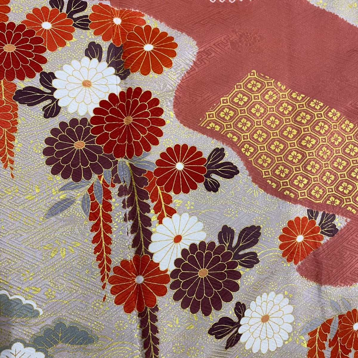 振袖 身丈153cm 裄丈65cm M 袷 菊 霞 絞り 金彩 茜色 正絹 名品 【中古  