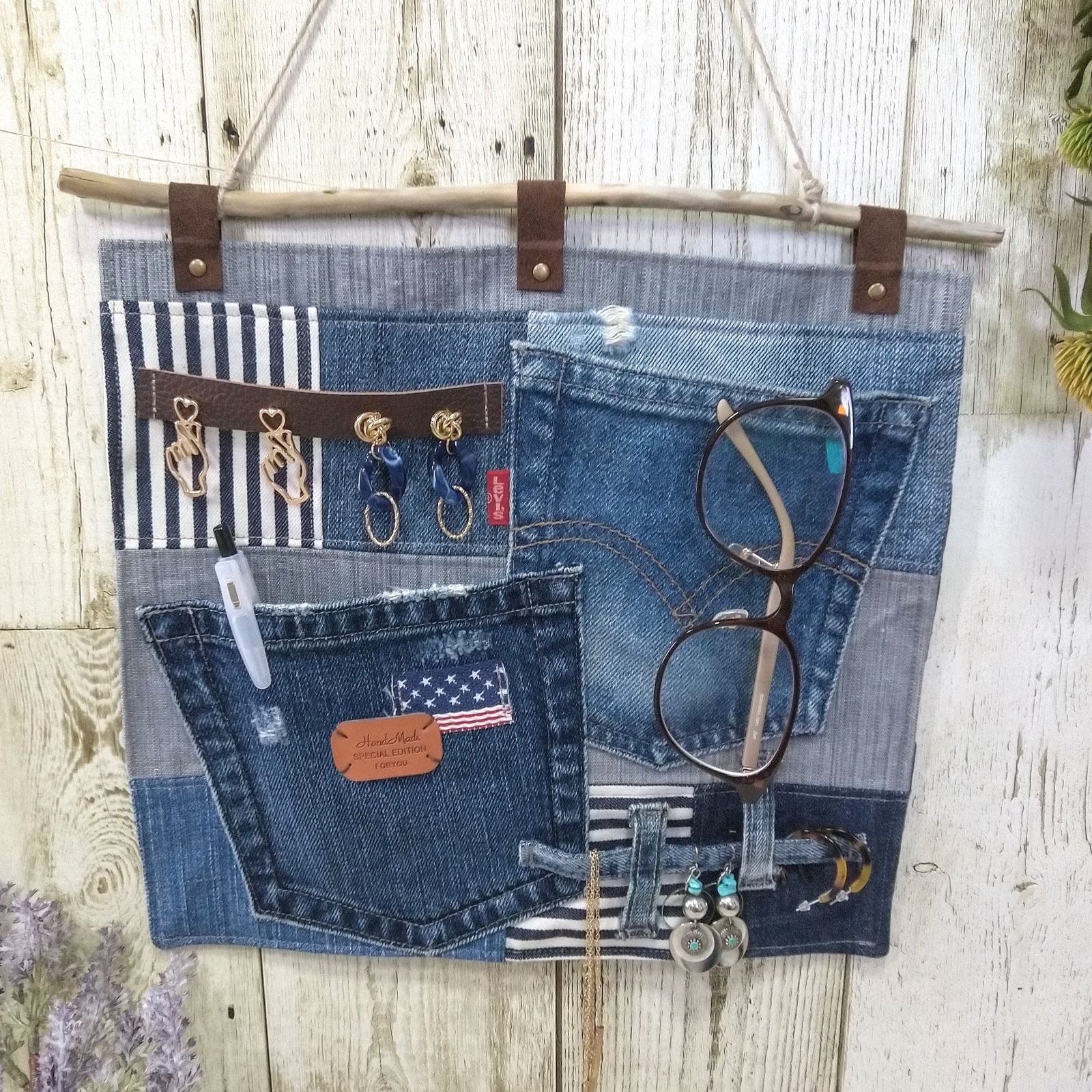 リメイクデニム　ハンドメイド　ウォールポケット　2重ポケット　目隠しに　小さい窓のカーテンに リメイク デニムポケットのおしゃれなアレンジ・飾り方のインテリア