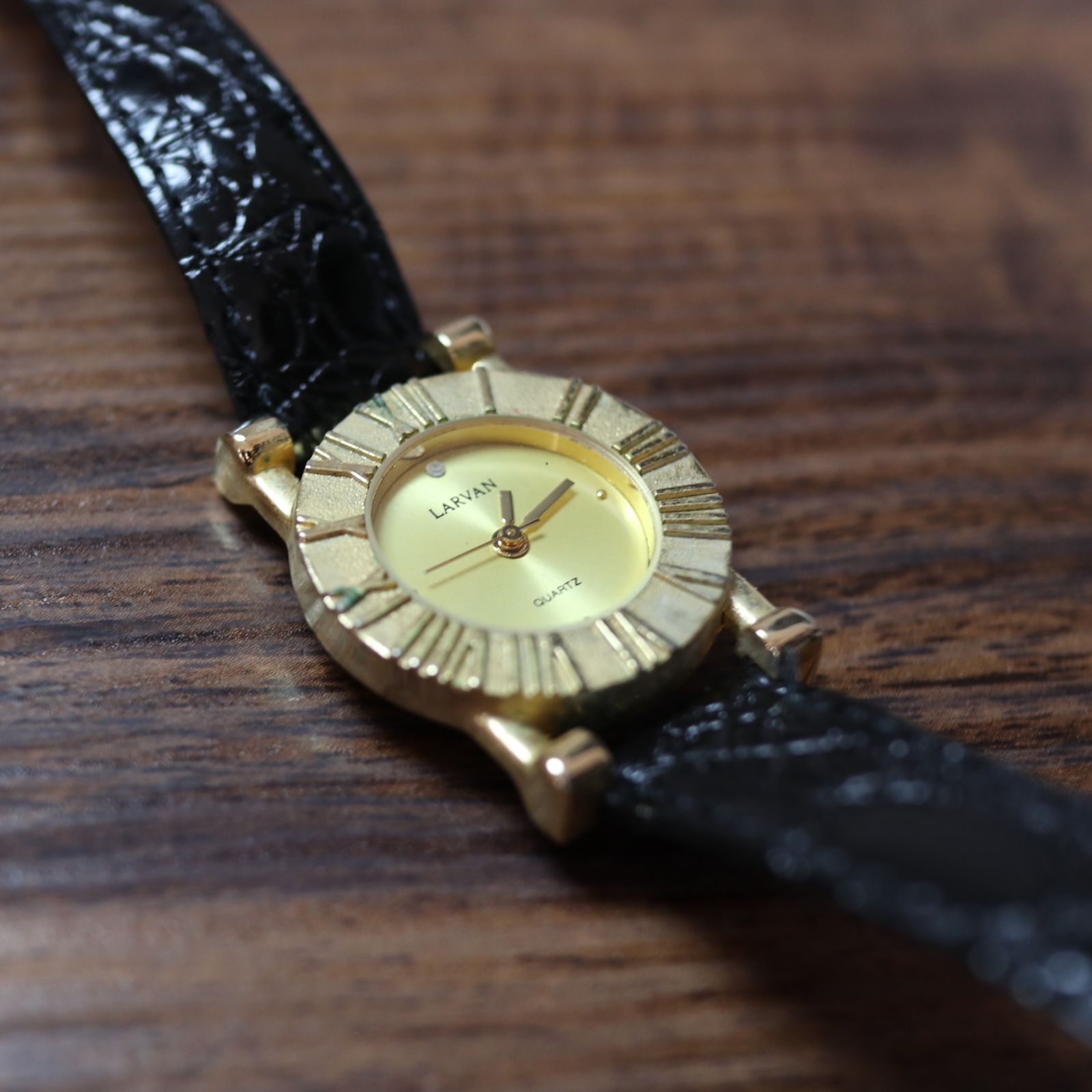 【稼働品】LARVAN レディス 腕時計 ゴールド SS ブラックレザーストラップ ローマンモチーフ アナログ ケースに錆あり