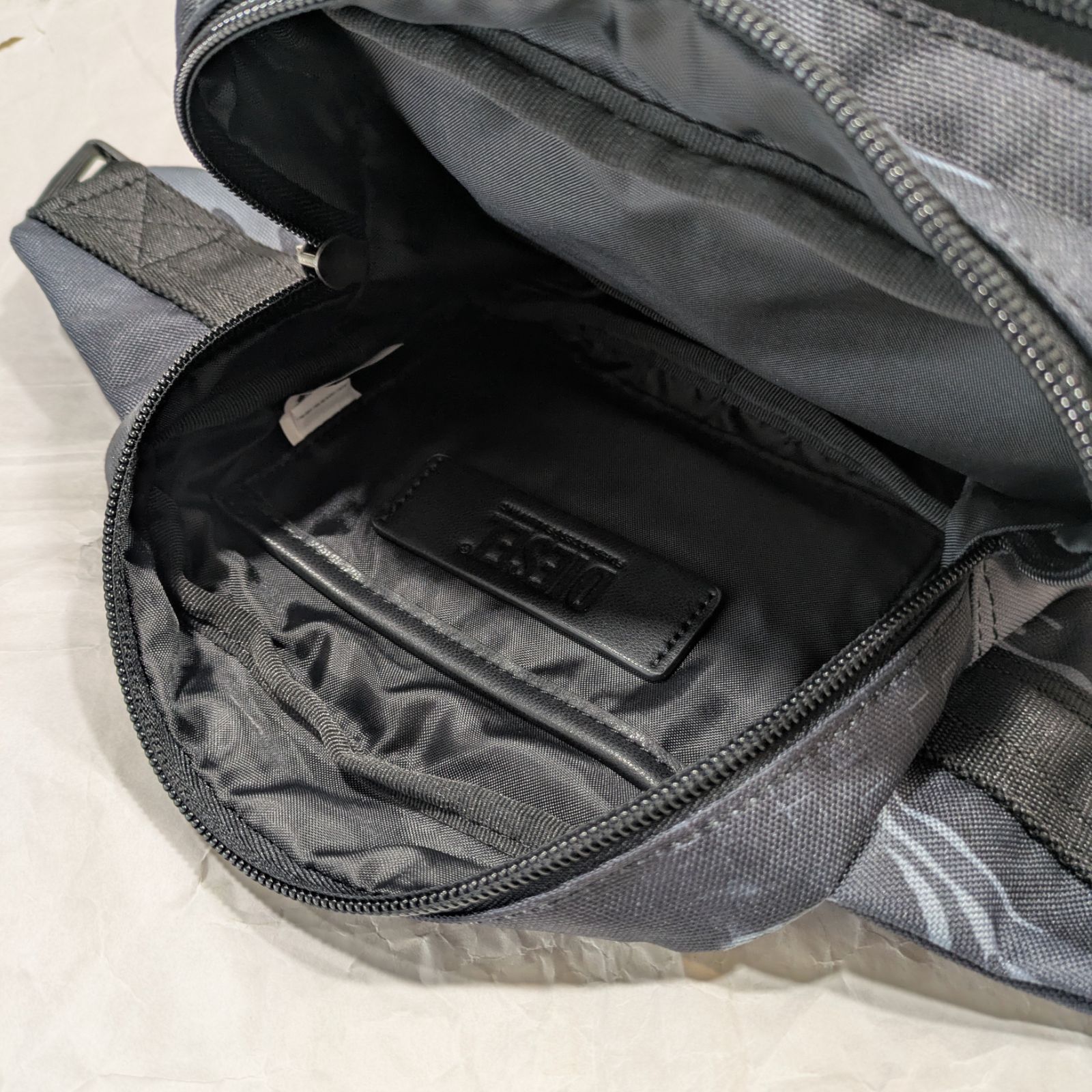定価20,900円 新品 DIESEL (ディーゼル) ネイビーカモフラ柄ボディ 