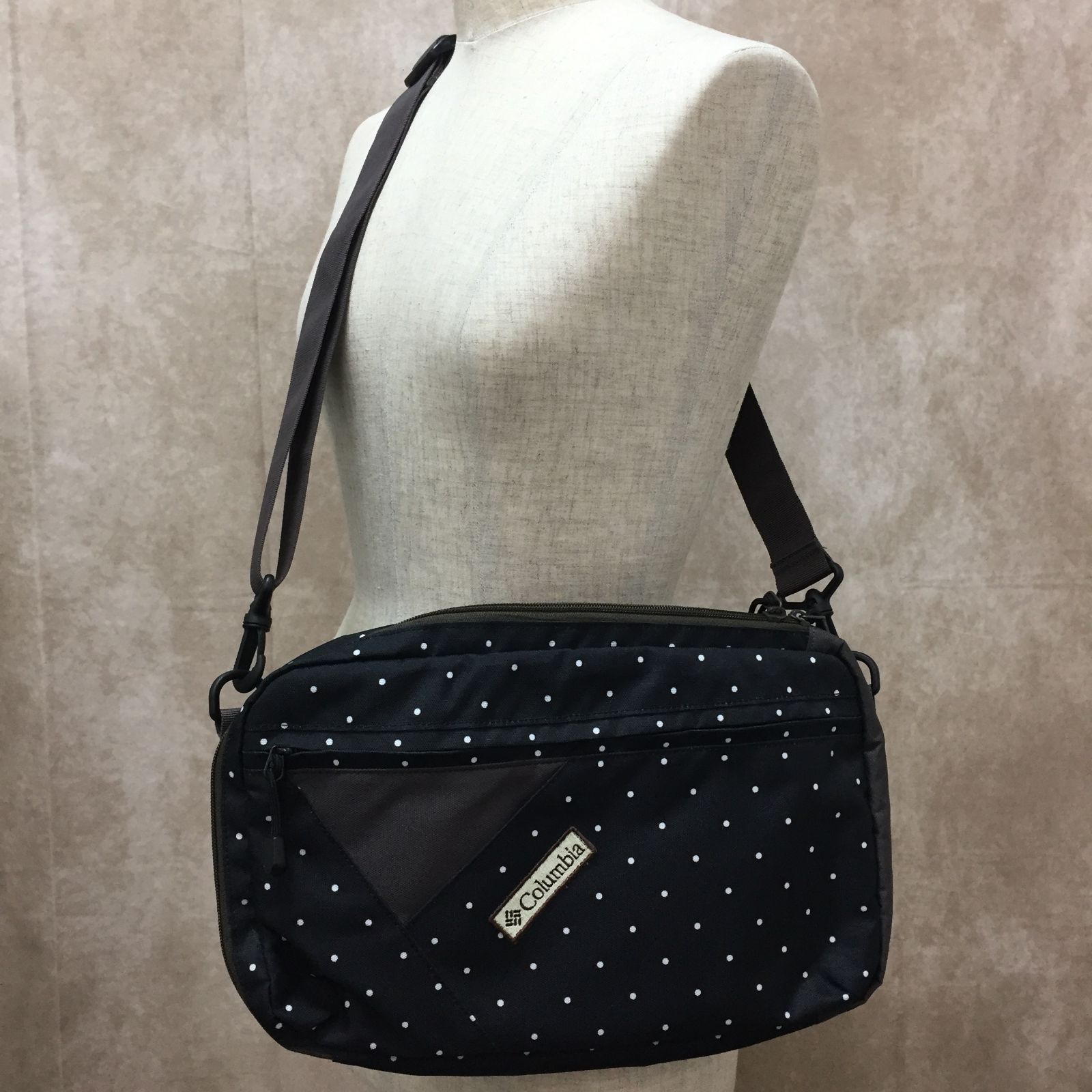 Columbia コロンビア LAND OF VALLEYS 2WAY バッグ  PU8873 ブラックドット ショルダーバッグ ボディバッグ