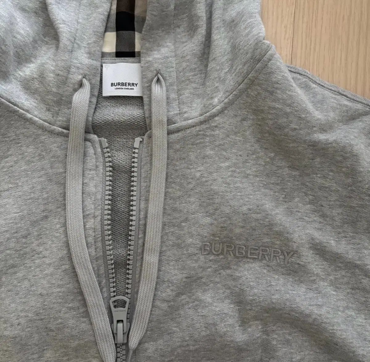 新品 バーバリーブルーレーベル ファー付きパーカー グレー 38 M Burberry グレー ファー付きパーカー 38 BURBERRY BLUE LABEL ロゴ刺繍
