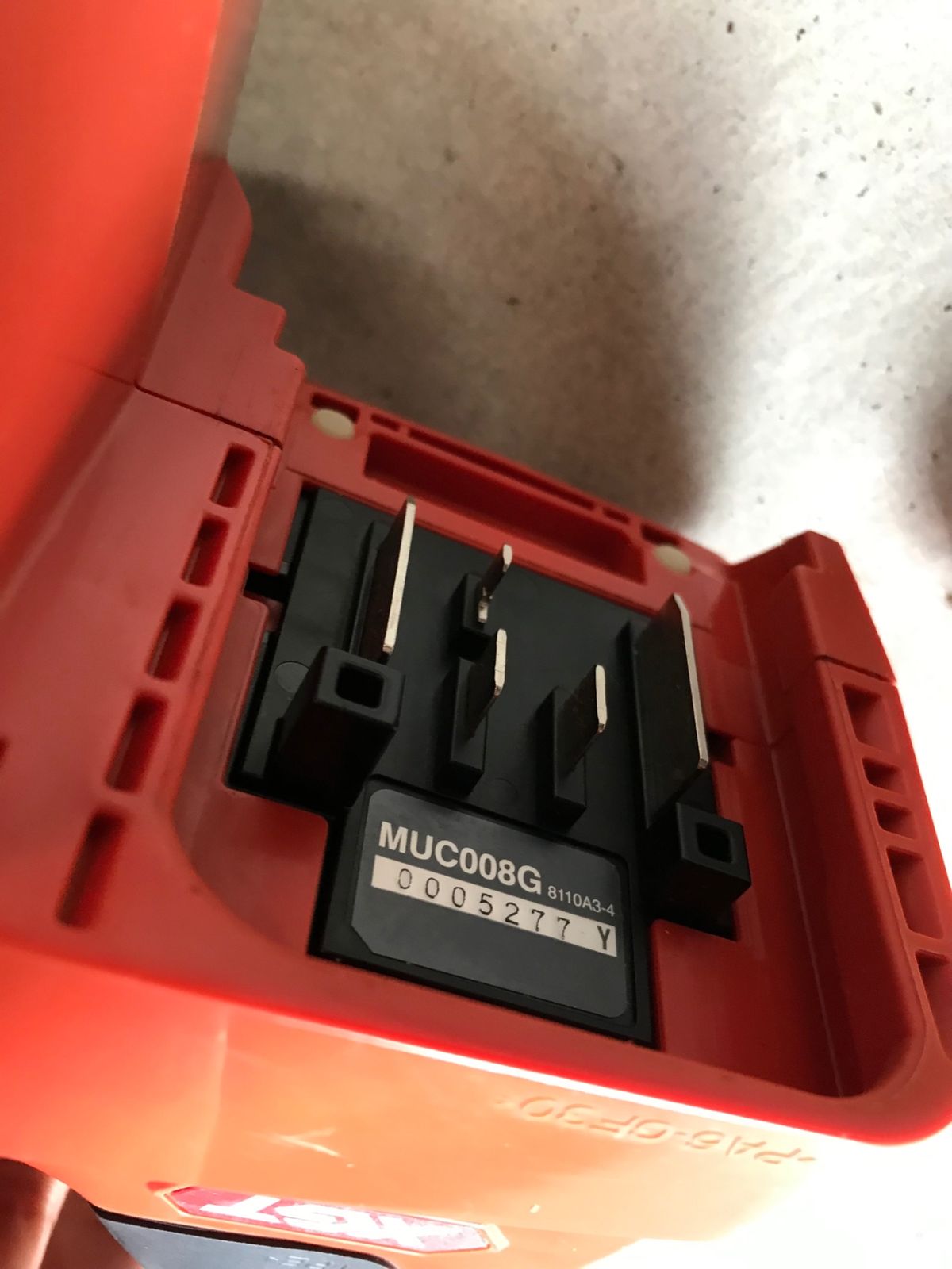 充電式チェンソー MUC008G