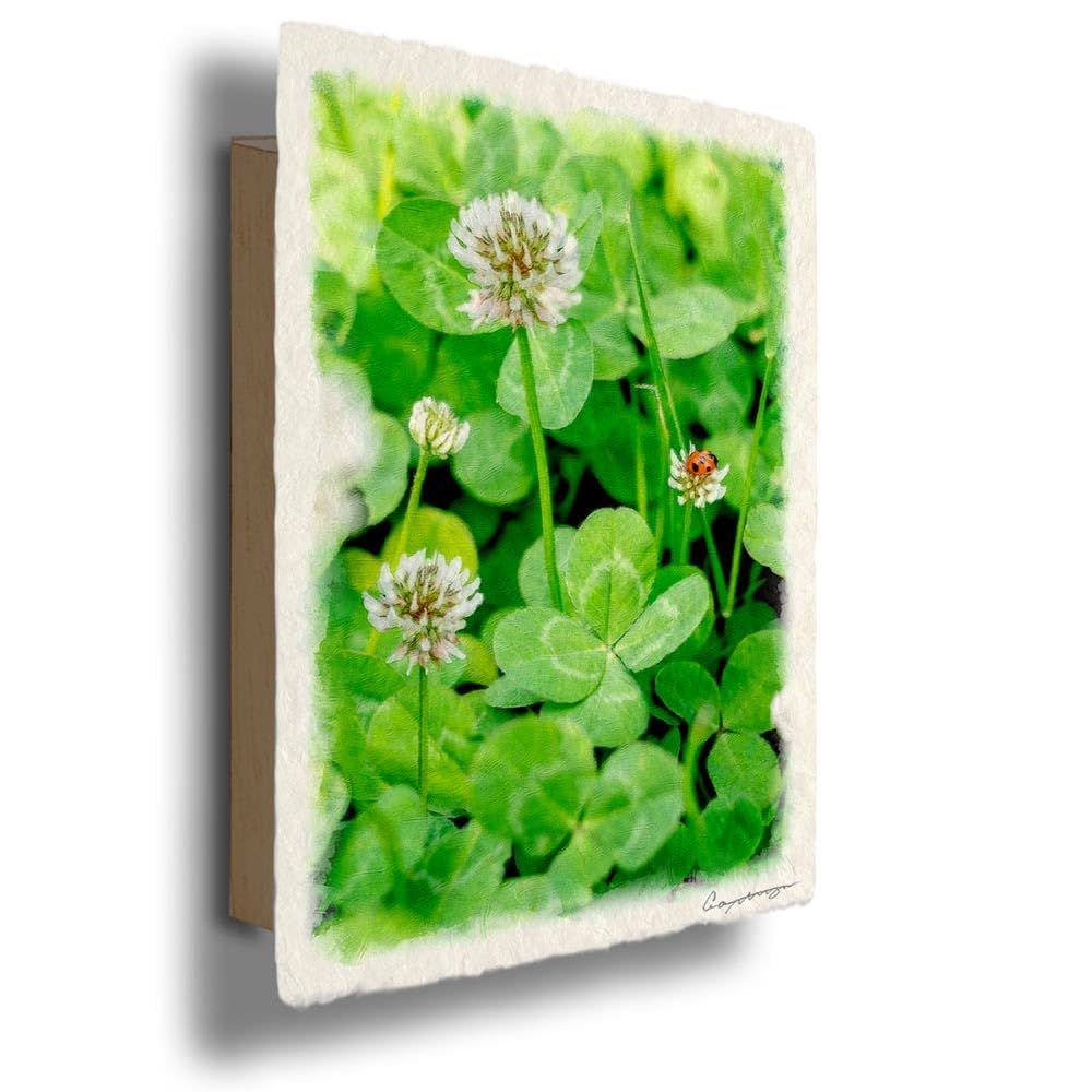 【在庫処分】風景 北欧 壁掛け 風景画 絵 風水 花 玄関 花の絵 おしゃれ インテリア 春 絵画 緑 30x21cm パネル付き Natural 「四葉のクローバーとテントウムシ」 Memories 和紙の絵写真