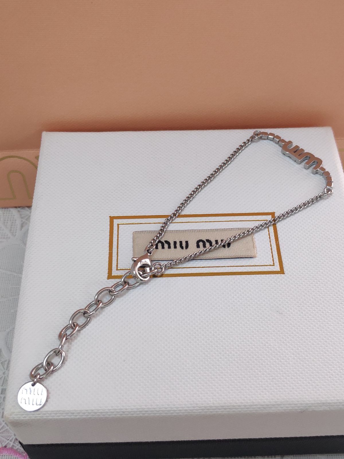 未使用級✨MIUMIU●ブレスレット●クリスタルロゴ● ミュウミュウ✨Miumiu ブレスレット 銀色 ロゴ入り クリスタル付