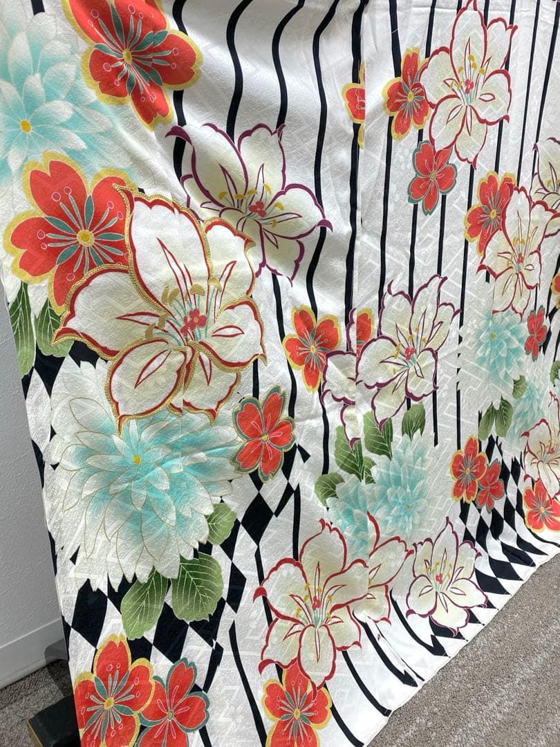 振袖 仮絵羽 金駒 銀駒 金彩 紋意匠 牡丹 正絹 未仕立て品 八掛付き 振袖 仮絵羽 刺繍 金駒 金彩 紋意匠 百合 桜 正絹 未仕立て品 八掛付き