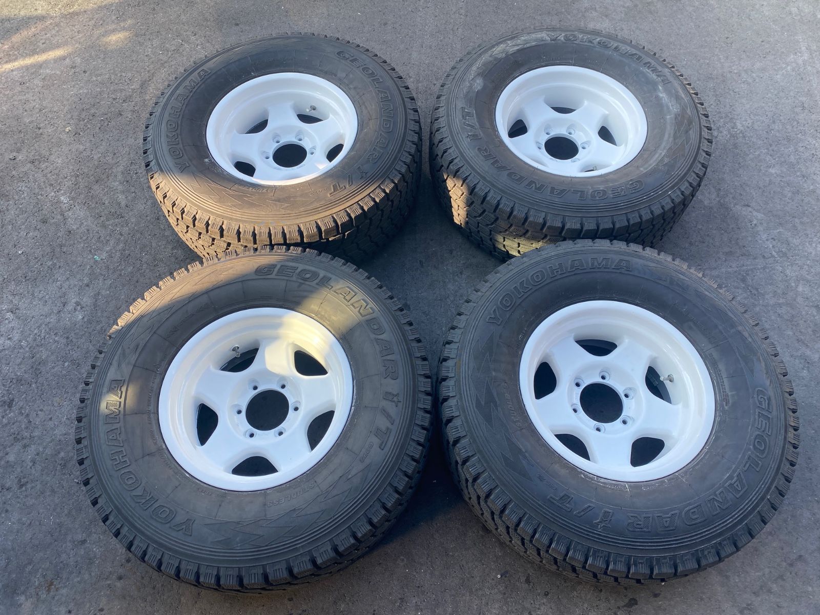 ブラッドレー シロ １６インチ YOKOHAMA 285 75R16 スタッドレス ランクル