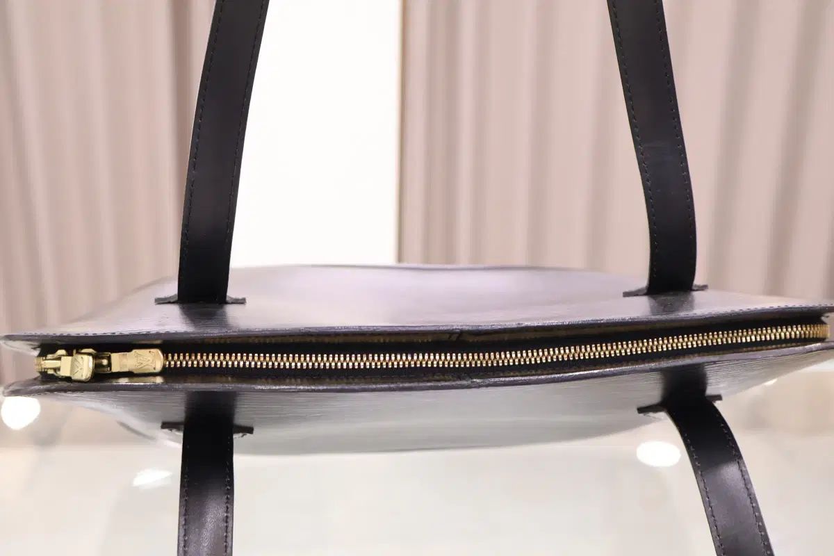 Louis Vuitton(ルイヴィトン) エピ リュサック ショルダーバッグ