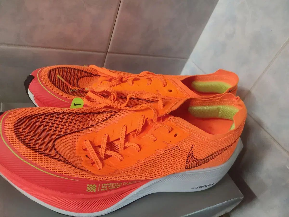 NIKE(ナイキ) ヴェイパーフライ 3 オレンジ 色です。[サイズ] 295