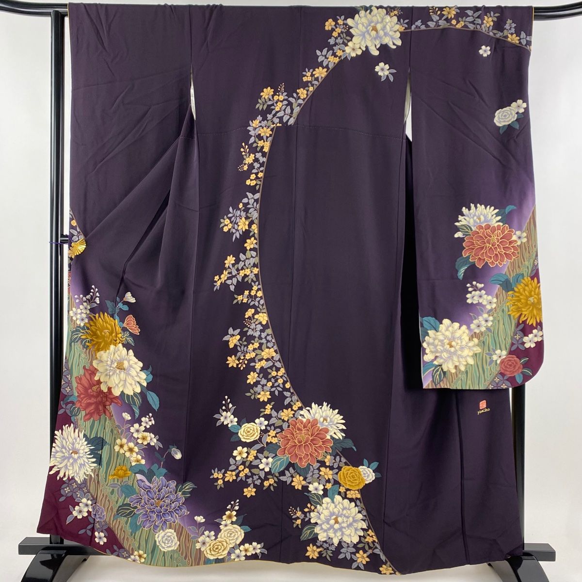 鈴乃屋 可憐 椿の花模様 金駒刺繍 黒色 金彩 袷 正絹 成人式 振袖 着物 鈴乃屋 可憐 椿の花模様 金駒刺繍 黒色 金彩 袷 正絹 成人式