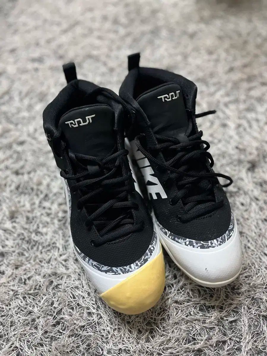 ナイキ フォース ズーム トラウト4 野球シューズ