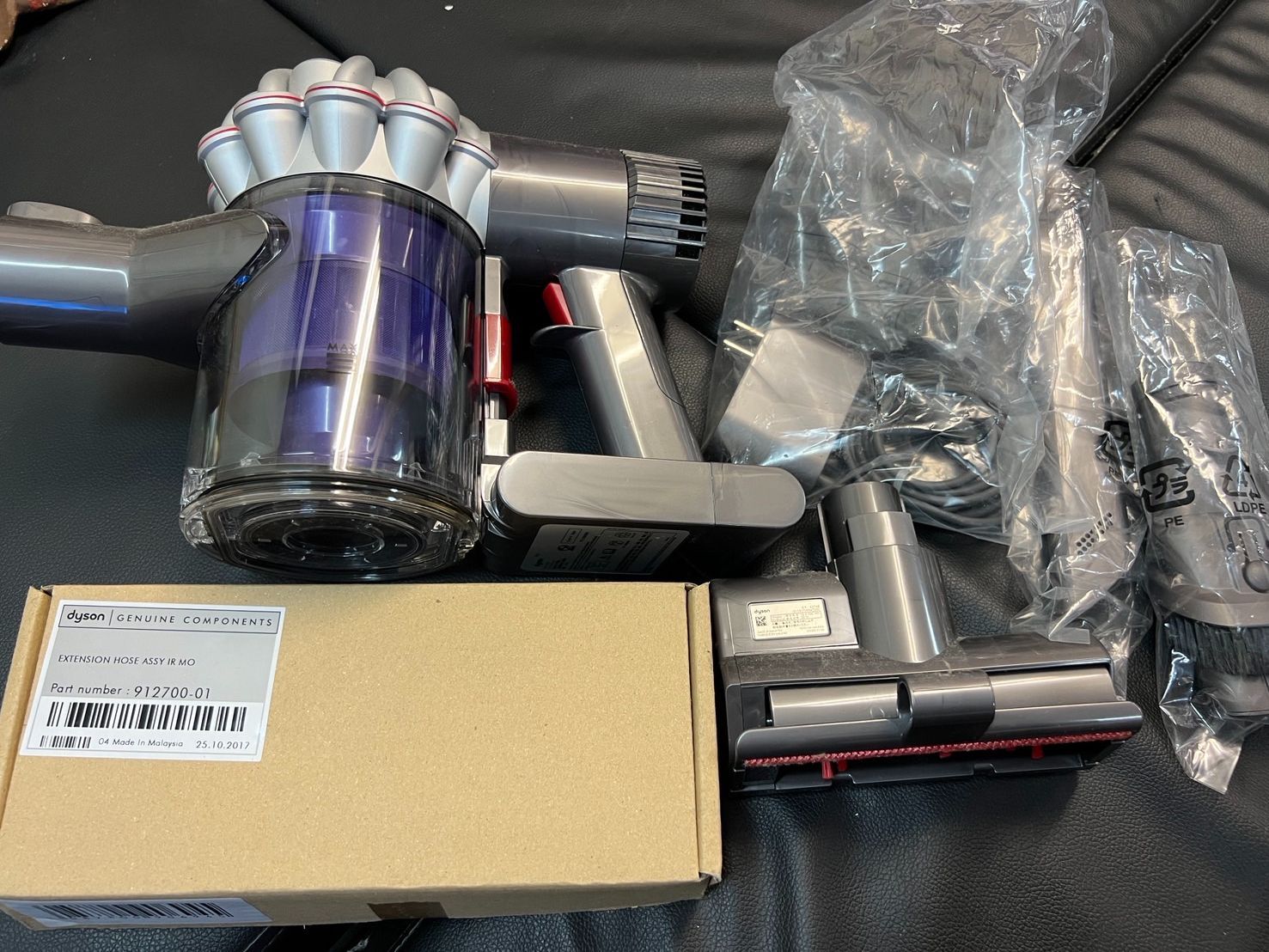 【良品】dyson ダイソン DC61 ハンディクリーナー 付属品多数 コードレス ダイソンのハンディクリーナーDC61モーターヘッド、他付属品6点です。﻿
