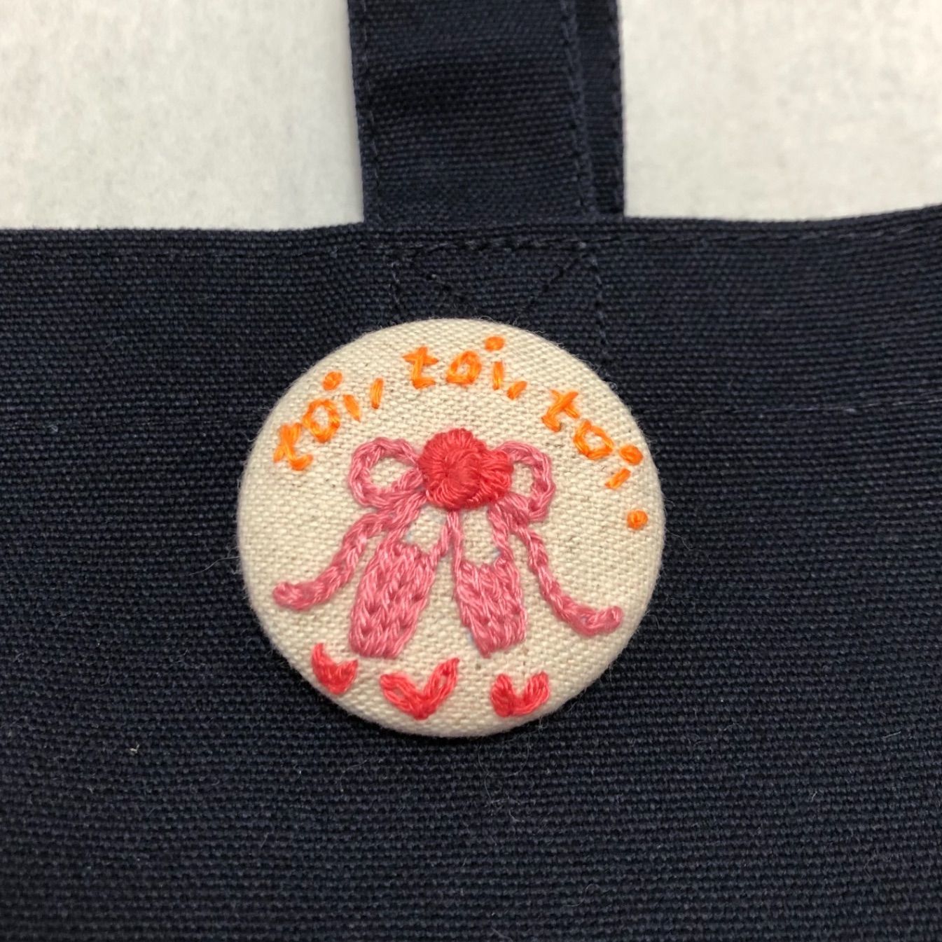 刺繍 くるみボタン ブローチ バレエ トウシューズ #22 - メルカリ