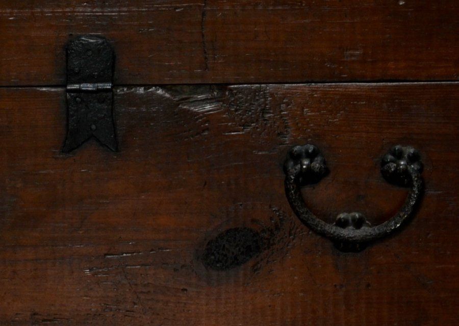 蔵A5456a 李朝家具 小さなバンダジ 松材 鉄金具 李朝箪笥