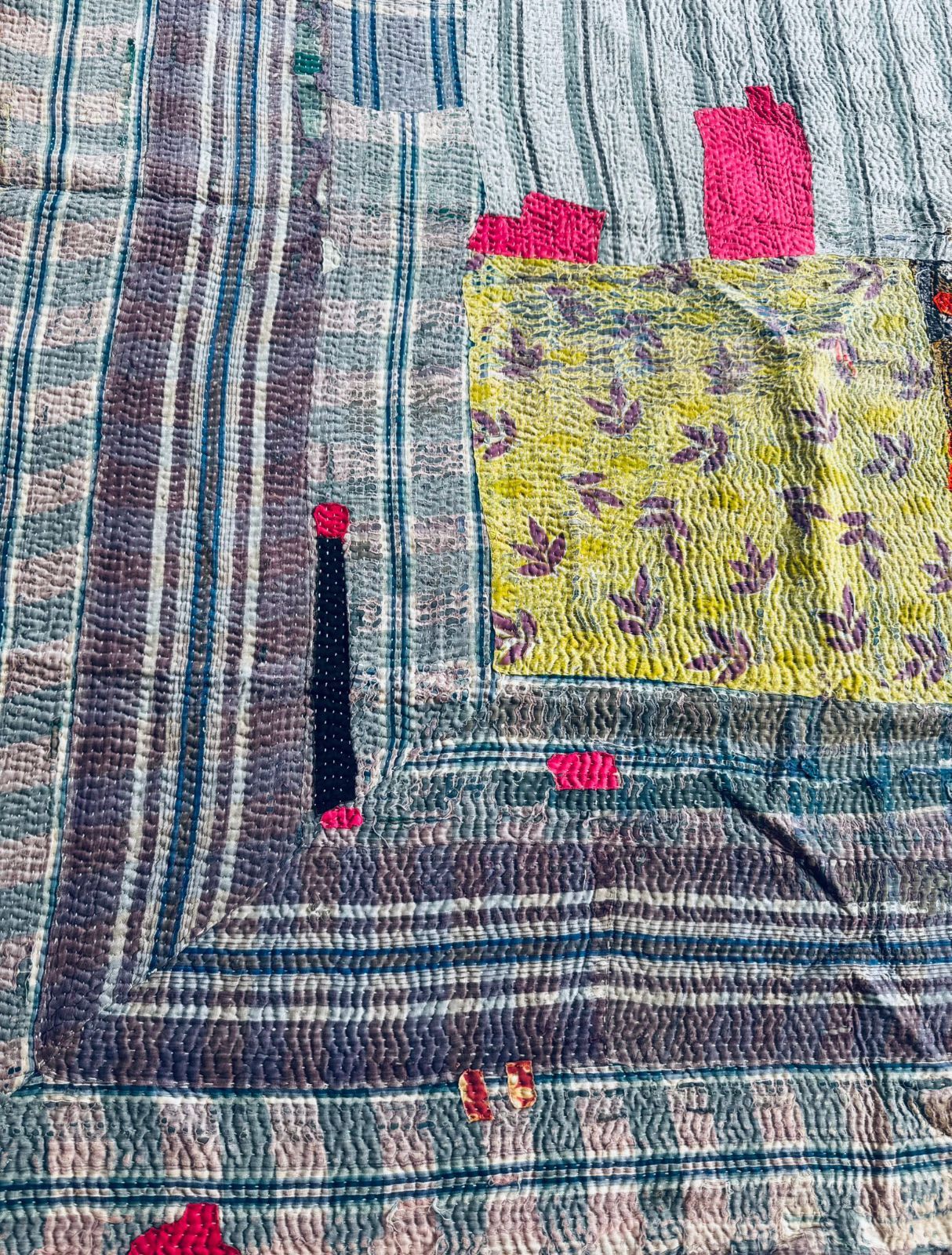 G206 グドゥリー マルチカバー マルチマット パッチワーク ラグ ヴィンテージ カンタ刺繍 ボロ インド ビンテージ BORO アンティーク シャビーシック ラリーキルト 手縫い 刺し子 ハンドメイド 刺子 絨毯 はぎれ 古布 花柄 黄緑 グリーン