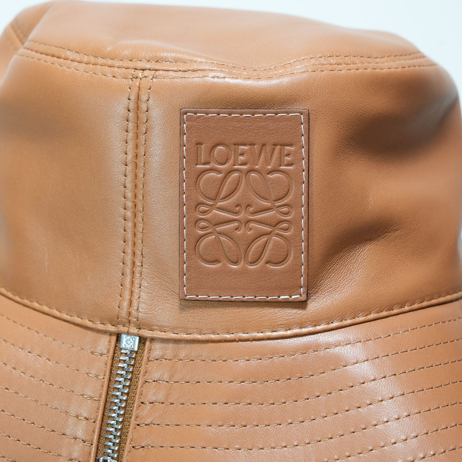 人気♡ラムレザー♡美品♡LOEWE ロエベ アナグラム バケットハット 新品未使用 ロエベ LOEWE アナグラム ラム レザー ロゴデザイン