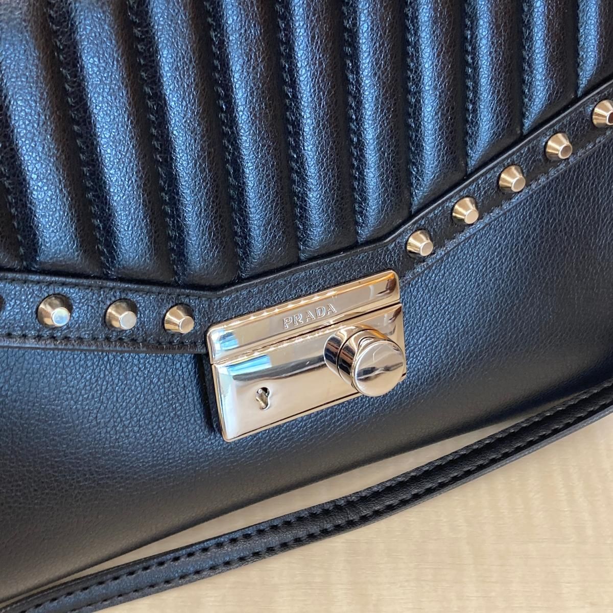 中古】 PRADA （プラダ） ｽﾀｯｽﾞ ｻｳﾝﾄﾞ ﾊﾝﾄﾞﾊﾞｯｸﾞ 2way バッグ 