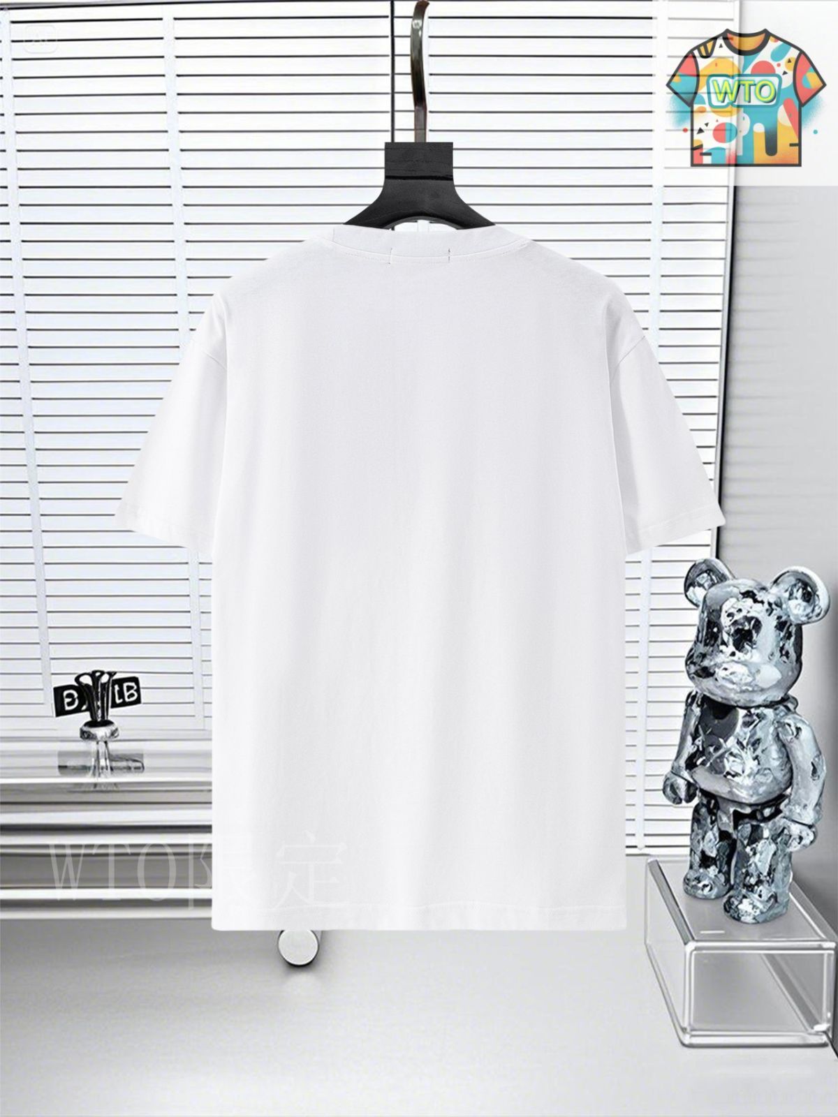 【LOEWE】ロエベ 白Tシャツ 胸元刺繍入り 可愛さ満点 LOEWE 偽物 Tシャツ バレンタイン限定 ロゴ刺繍