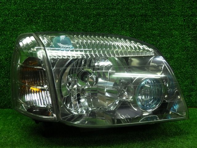 エクストレイル　前期　右ヘッドライト　T30//NT30　HID　1670　イ　3443　バラスト付き　日産　250704220