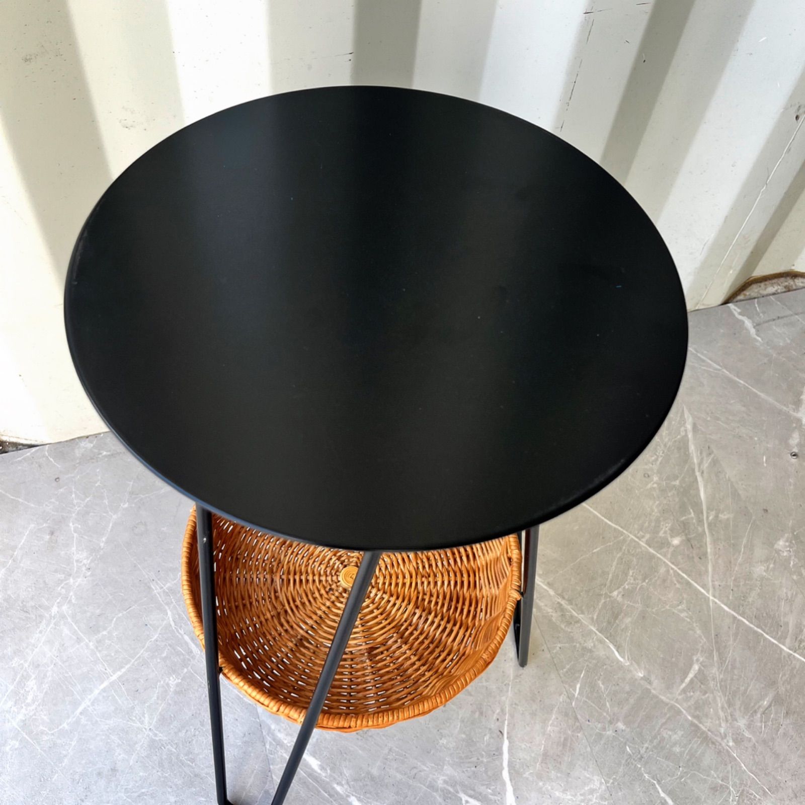 取付無料！イデー ワラビー ラタンバスケット付きブラックスチールサイドテーブル✨ 取付無料！イデー ワラビー ラタンバスケット付きブラック