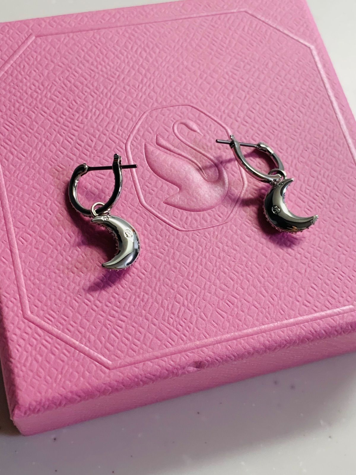 ほぼ新品 スワロフスキーSwarovski Sublima ドロップピアス 月 Sublima ドロップピアス, クリスタル・パール, アシンメトリー
