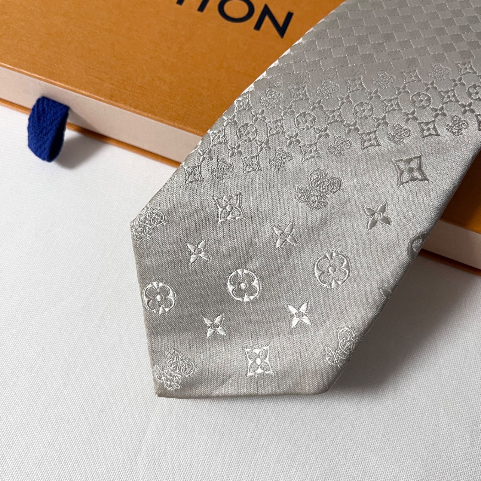 ルイ・ヴィトンLOUIS VUIUON シルバー ネクタイ LOUIS VUITTON ルイヴィトン クラヴァット ネクタイ シルバー 銀