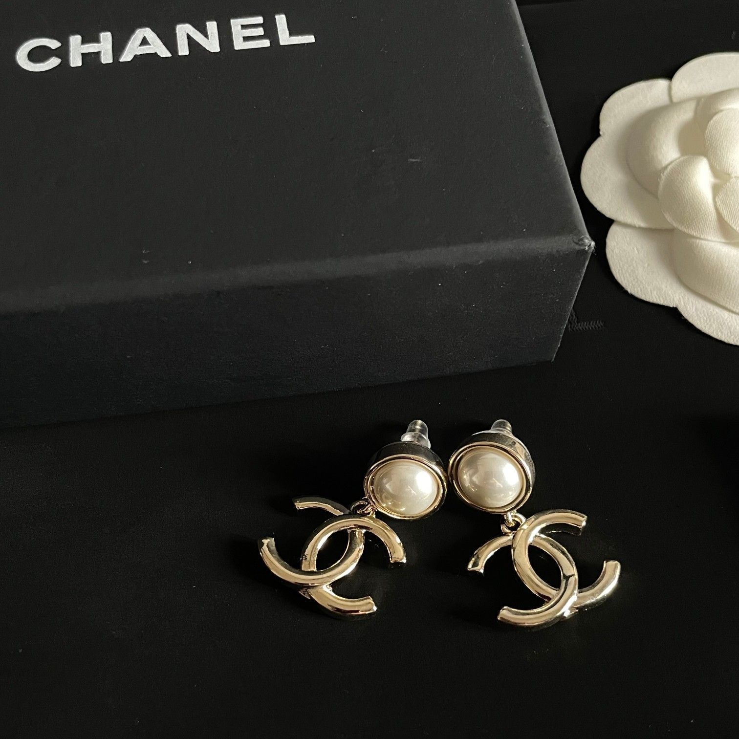 シャネル　バタフライ　ピアス　希少品　お箱付き 超レア！揺れるパールが可愛い♡シャネル ピアス (CHANEL/ピアス