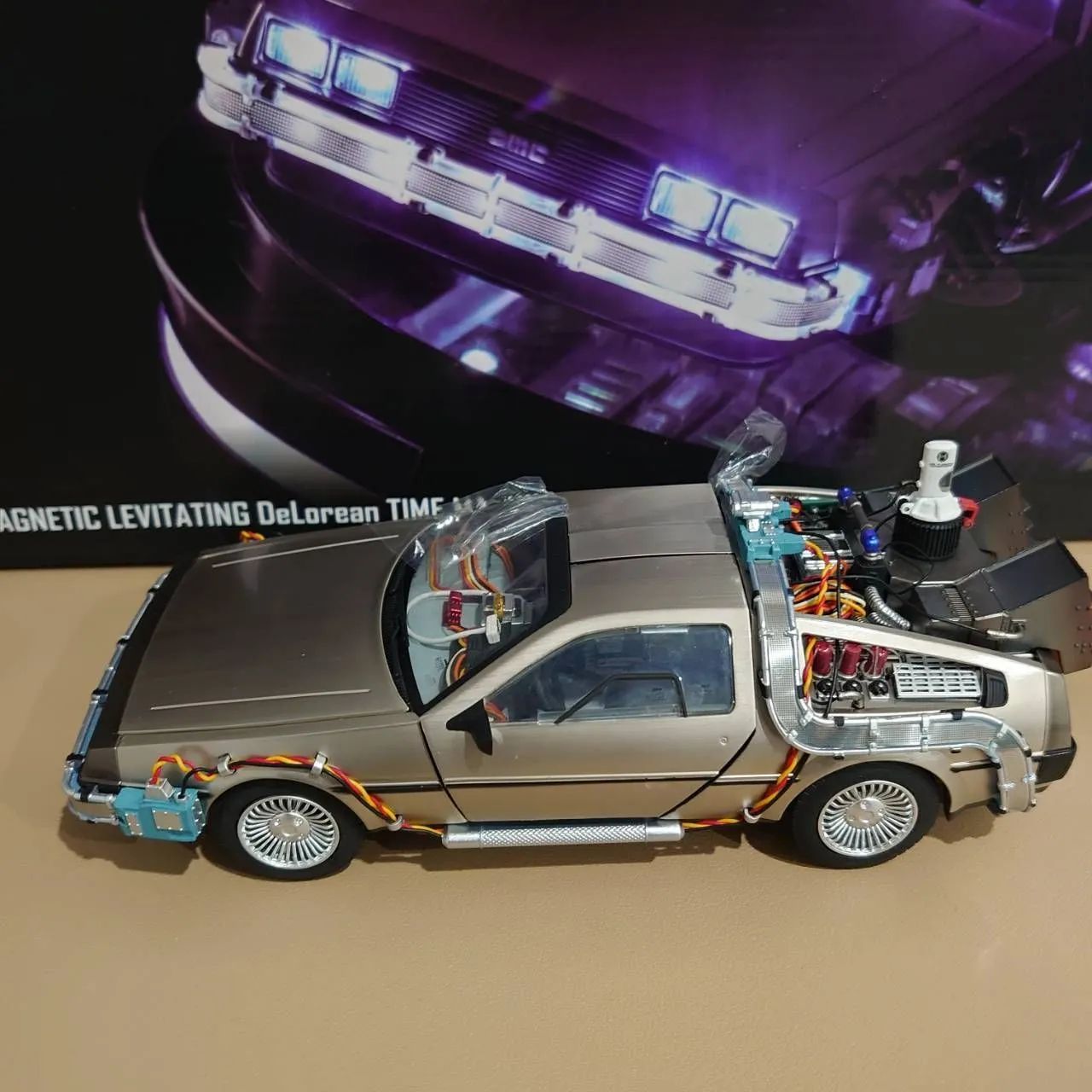 【新品未使用】デロリアン バック・トゥ・ザ・フューチャー 1/20スケール デロリアン バック・トゥ・ザ・フューチャー 1/20スケール