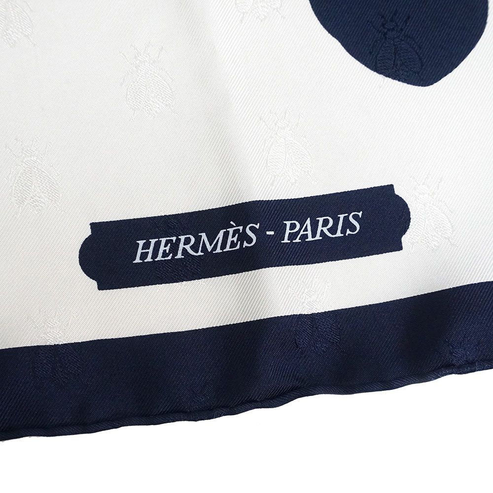 商品説明エルメス カレ タトゥアージュ 90 Harnais de Cour 宮廷の馬具 スカーフ シルク 100％ マリン ブラン ネイビー 白 HERMES（新品・未使用品）