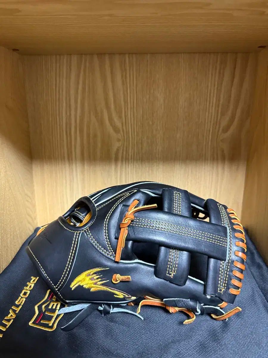 The Corinthian MicroStars MicroDome is a carrying case that opens