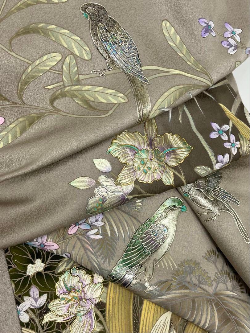 螺鈿調金彩 訪問着 作家物 落款入 鳥 熱帯植物 モダン 変わり柄 正絹 躾糸付 螺鈿調金彩 訪問着 作家物 落款入 鳥 熱帯植物 モダン 変わり柄 正絹