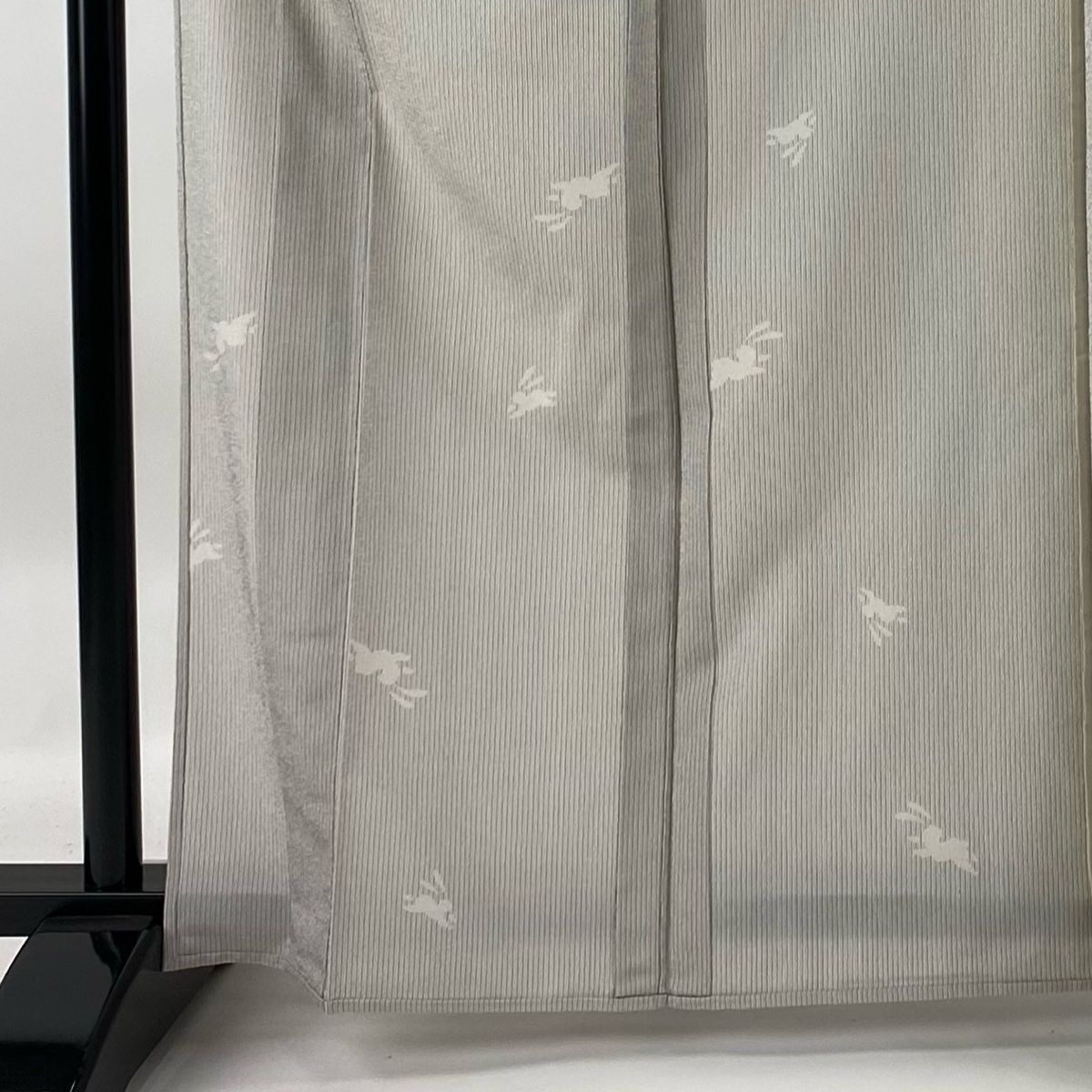 紬 身丈168cm 裄丈66.5cm M 単衣 うさぎ 縦縞 灰白 正絹 名品 【中古  