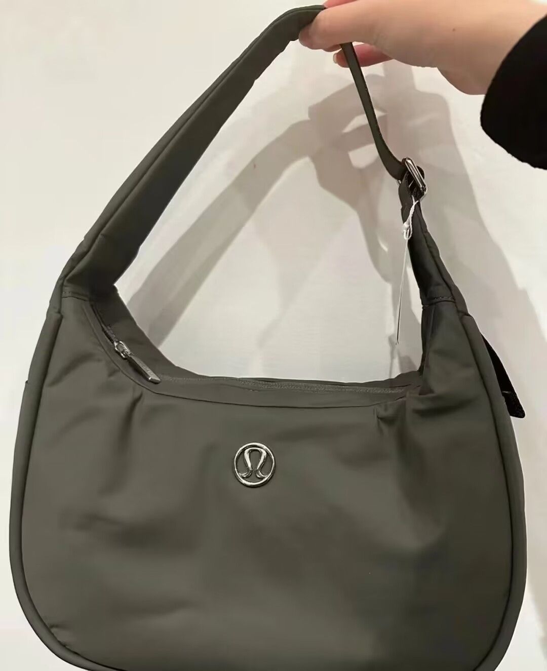 ルルレモン lululemon ショルダーバッグ 4L 新品タグ付 small shoulder bag トートバッグ