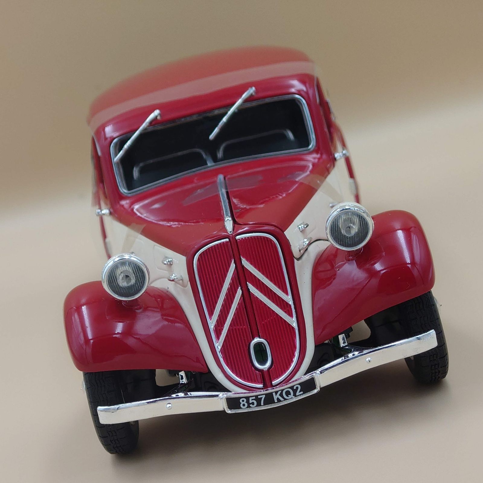 1/18 シトロエン トラクシオン11CV 1937 レッド／クリーム ソリド Yahoo!オークション - 「シトロエン11cv」ミニカーの落札相場・落札価格