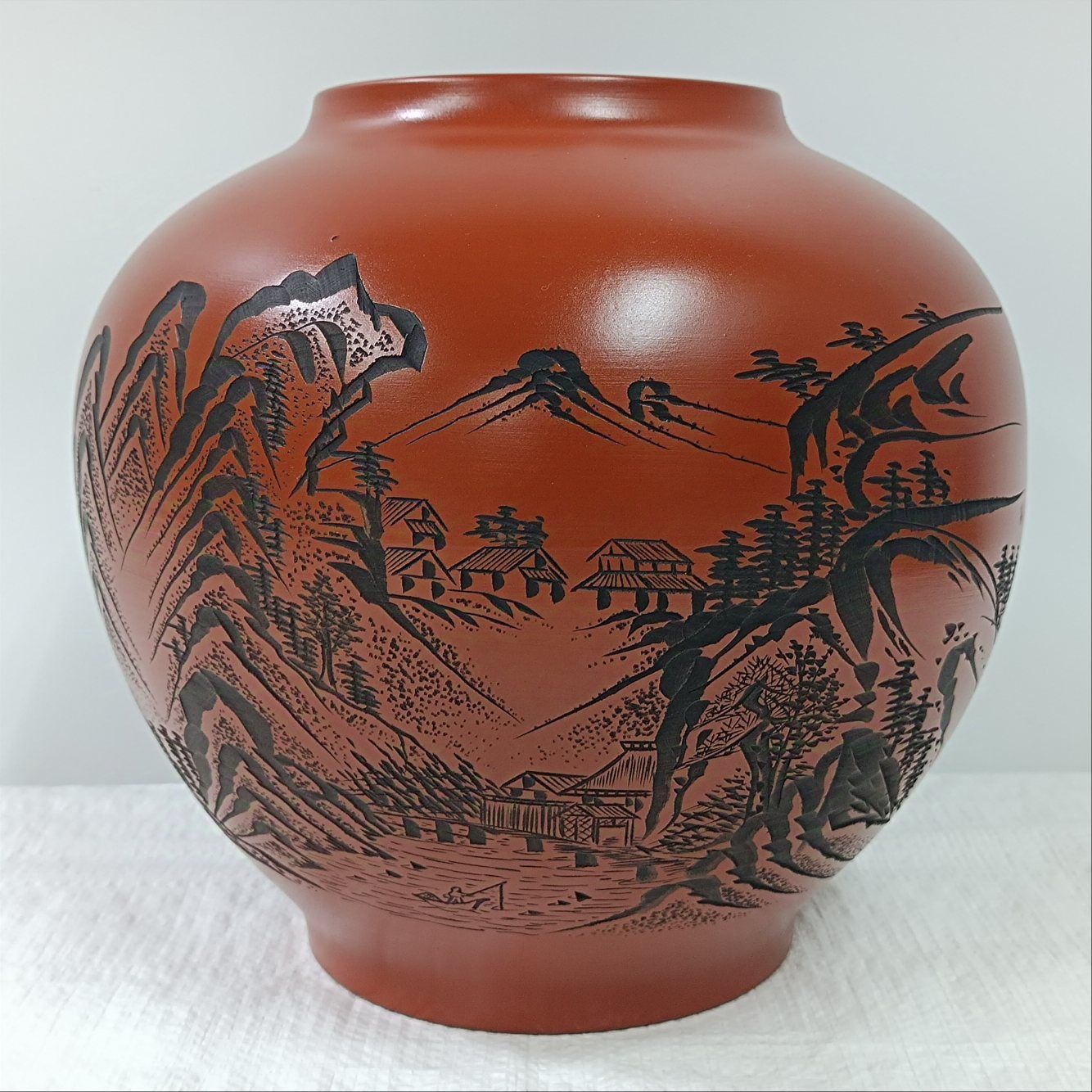 常滑焼 夏山窯 俊刀作 山水もん朱泥花瓶 飾り壺 - メルカリ