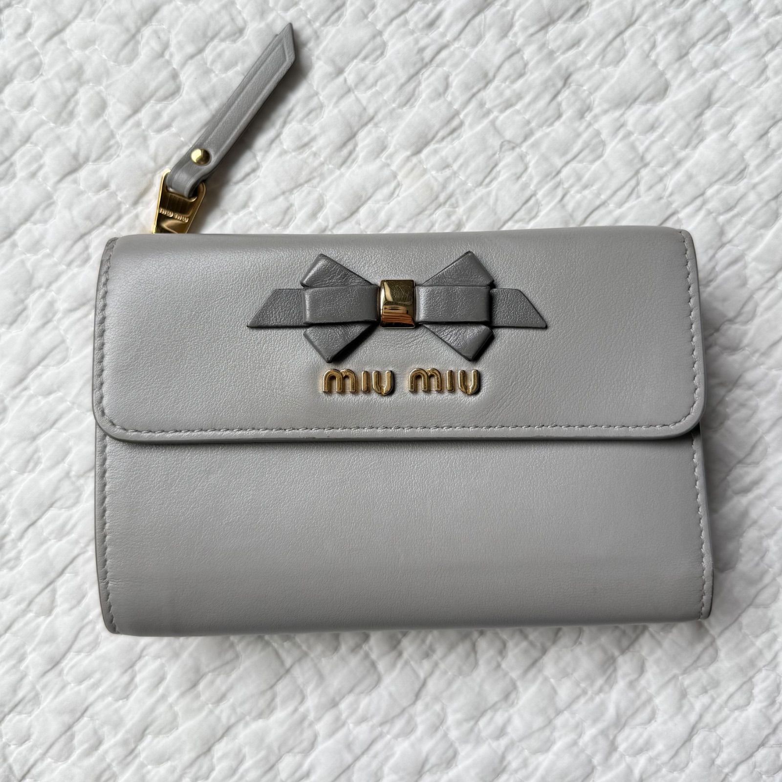 美品 miu miu 三つ折り財布 リボン 3つ折り財布 ミュウミュウ ロゴ