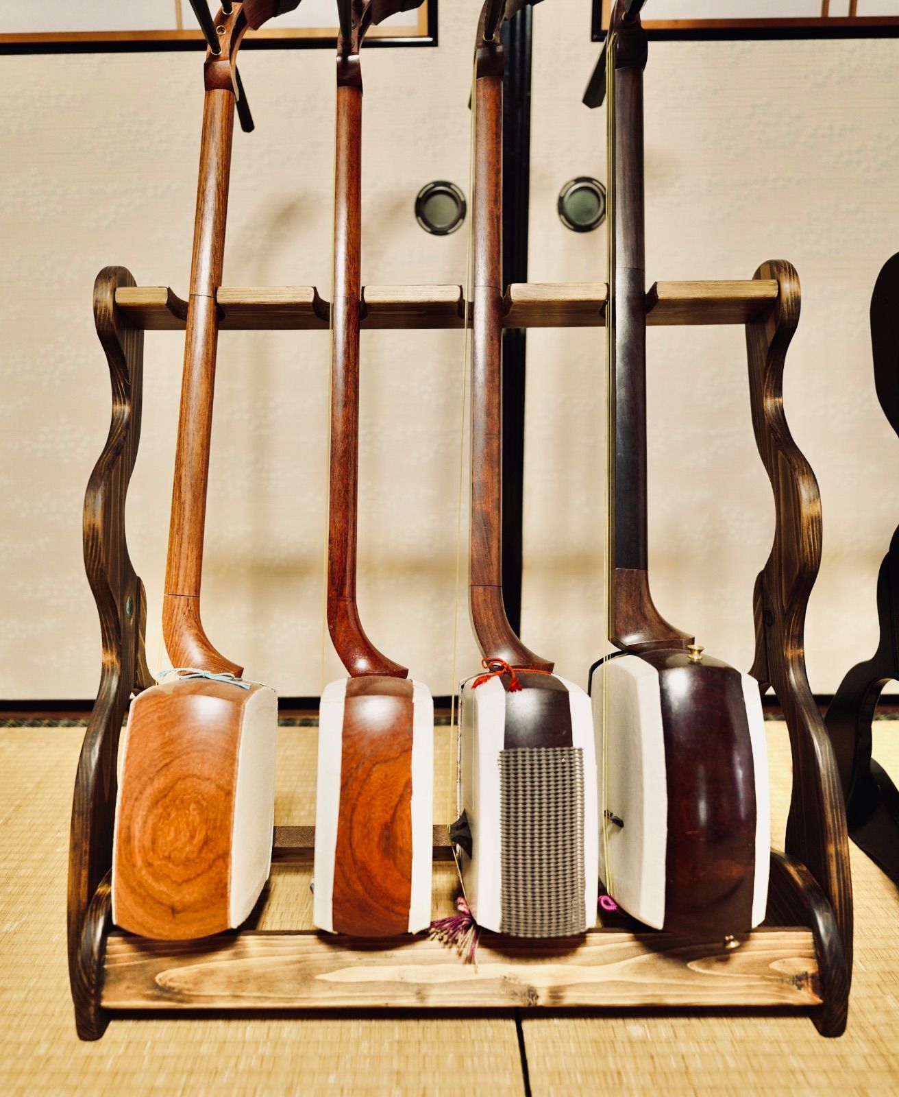 100％品質保証。 １台 手作り木工 木製三味線スタンド オイル仕上げ ４丁掛け ウッドレジン エポキシ